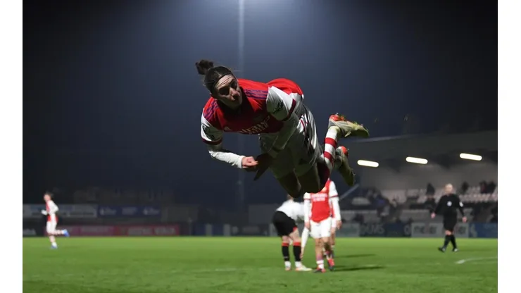 Marcelo Flores y uno de sus acrobáticos festejos de gol.