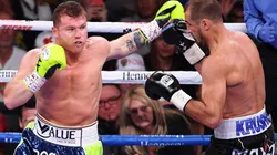 Canelo Álvarez peleando contra Sergey Kovalev, uno de los dos rusos con los que combatió (Foto: Getty Images).