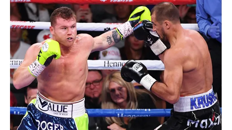 Canelo Álvarez peleando contra Sergey Kovalev, uno de los dos rusos con los que combatió (Foto: Getty Images).
