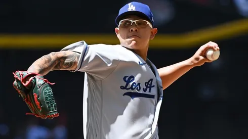 Julio Urías en juego contra los Diamantes de Arizona.