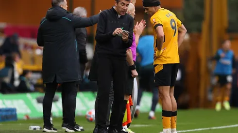 Bruno Lage y Raúl Jiménez contra New Castle.