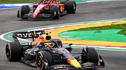 Sergio Pérez asechado por Charles Leclerc en Imola (Foto: Getty Images).