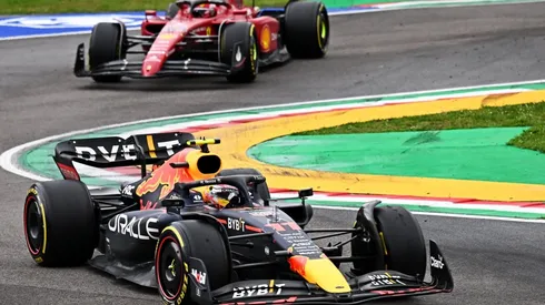 Sergio Pérez asechado por Charles Leclerc en Imola (Foto: Getty Images).