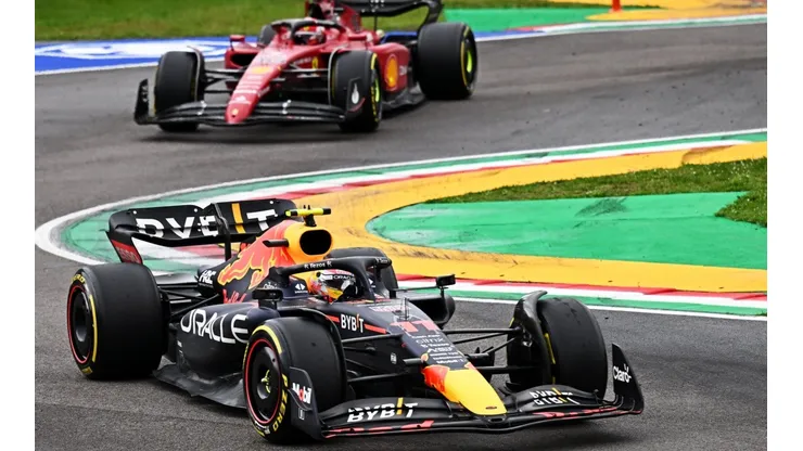 Sergio Pérez asechado por Charles Leclerc en Imola (Foto: Getty Images).