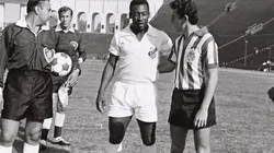 Pelé enfrentándose a Chivas de Guadalajara.