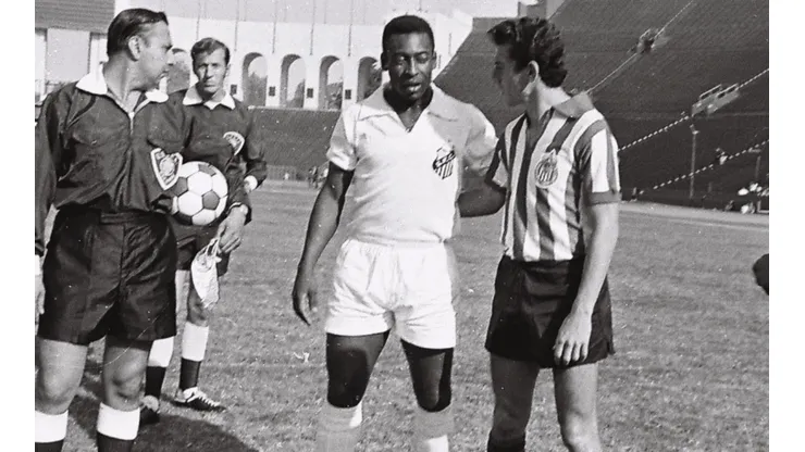 Pelé enfrentándose a Chivas de Guadalajara.