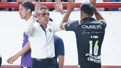 Cadena celebra con Ponce el gol de la victoria ante Necaxa.