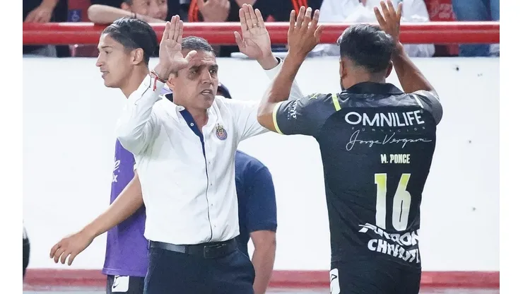 Cadena celebra con Ponce el gol de la victoria ante Necaxa.