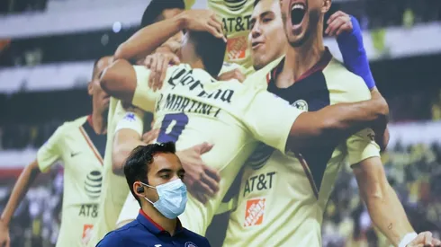 Adrián Aldrete ante una foto del América an el estadio Azteca.