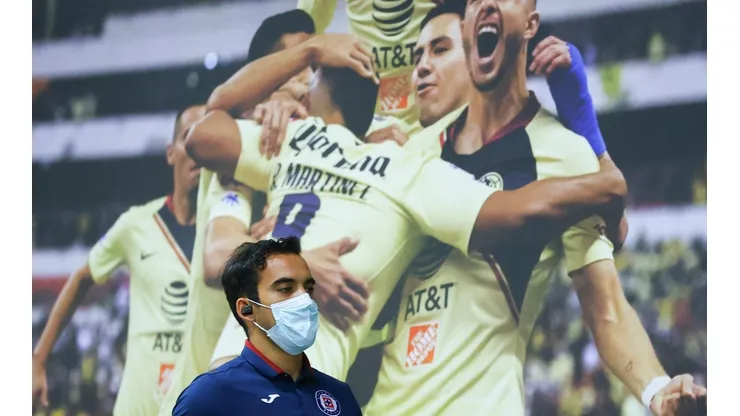 Adrián Aldrete ante una foto del América an el estadio Azteca.