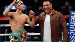 De la Hoya le volvió a hablar a Isaac Cruz.