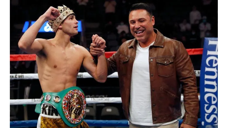 De la Hoya le volvió a hablar a Isaac Cruz.