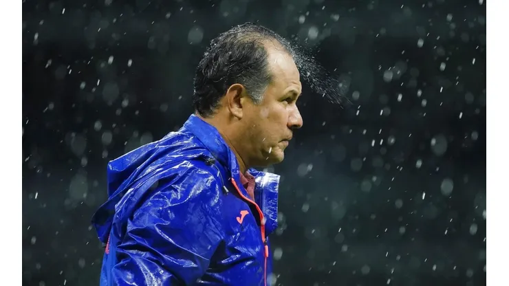 Juan Reynoso vive momentos complicados en su tercer torneo con Cruz Azul.