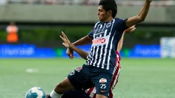 Tecatito en un partido de Rayados contra Chivas en el Apertura 2011.
