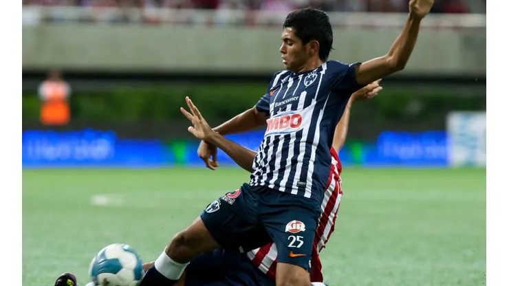 Tecatito en un partido de Rayados contra Chivas en el Apertura 2011.