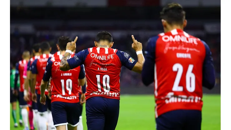 Con dos bajas y dos dudas, Chivas es un rompecabezas que Ricardo Cadena debe resolver