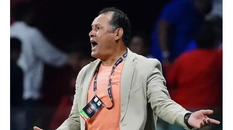 Juan Reynoso pasó a estar en el ojo de la tormenta.