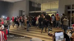 Fanáticos increparon a los jugadores en el hotel.