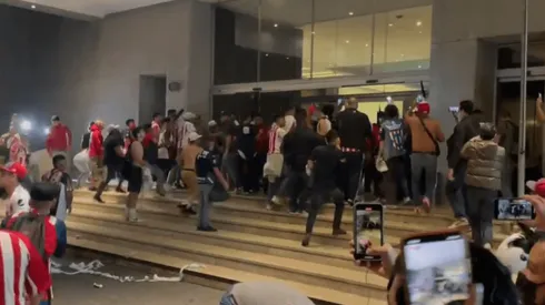 Fanáticos increparon a los jugadores en el hotel.