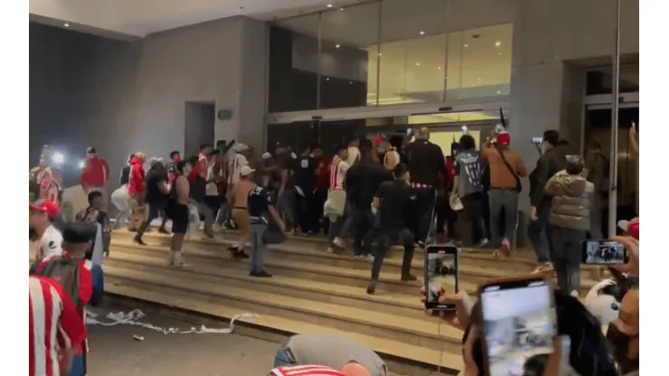 Fanáticos increparon a los jugadores en el hotel.