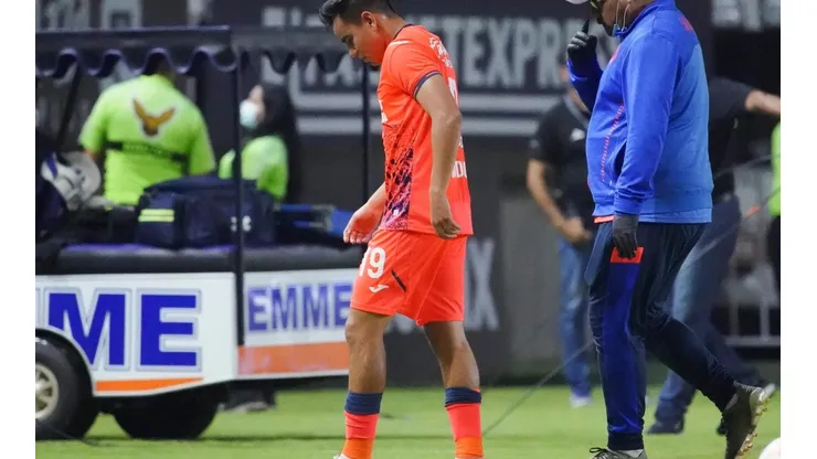 Carlos Rodríguez lesionado en el partido contra Mazatlán.