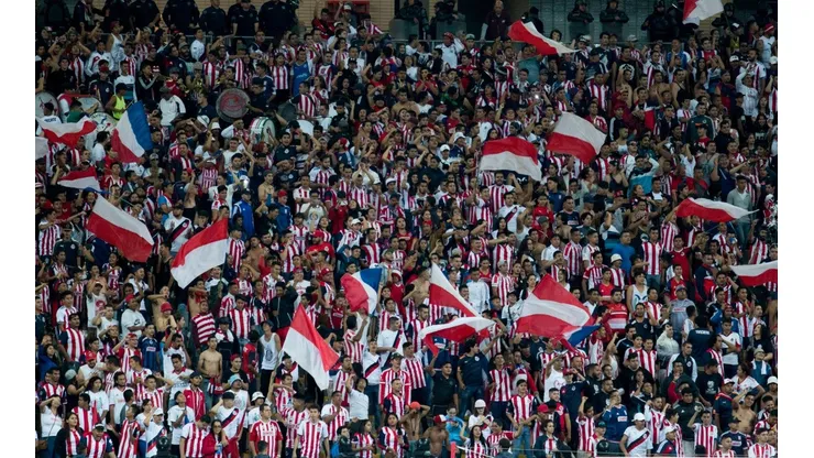 Plantel de Chivas desaira a aficionados que se manifestaban en Verde Valle