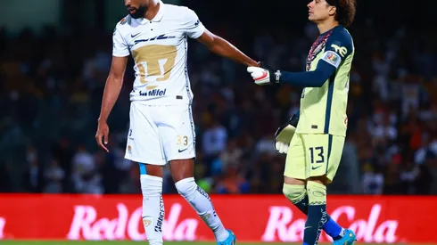 Diogo de Oliveira y Guillermo Ochoa en el Clausura 2022.