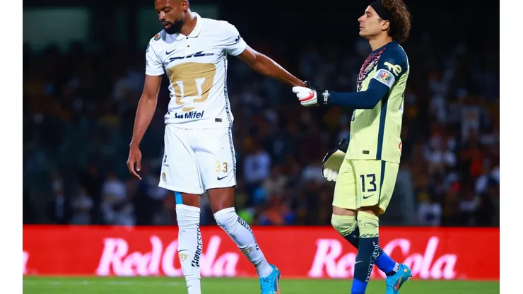 Diogo de Oliveira y Guillermo Ochoa en el Clausura 2022.