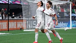 Osvaldo Rodríguez celebra su primer con la selección junto con Jesús Angulo.