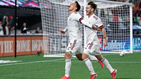 Osvaldo Rodríguez celebra su primer con la selección junto con Jesús Angulo.
