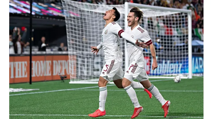 Osvaldo Rodríguez celebra su primer con la selección junto con Jesús Angulo.
