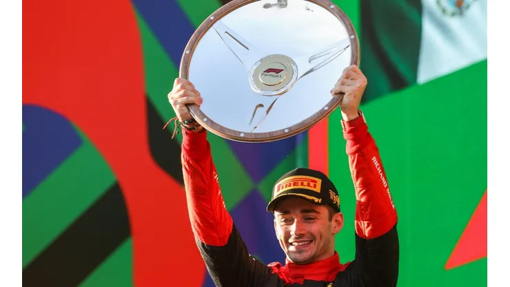 ¡Encantado! Charles Leclerc se rindió a los pies del equipo de mecánicos de Ferrari