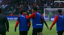 El manotazo del Pollo Briseño al Chino Huerta.