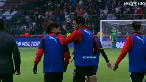 El manotazo del Pollo Briseño al Chino Huerta.