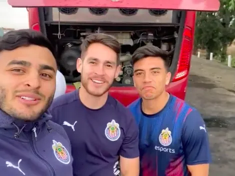 A Chivas se le descompuso el autobús de camino a Toluca y Alexis Vega da el reporte