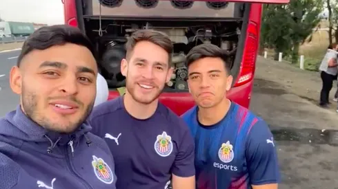 Alexis Vega, Jesús Angulo y Fernando Beltrán con el autobús descompuesto.