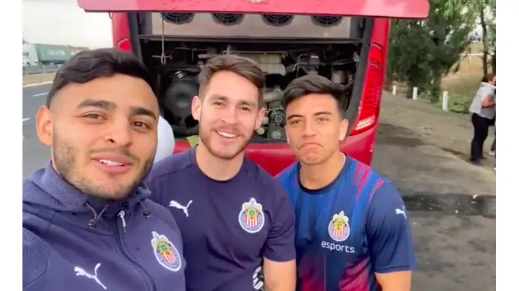 Alexis Vega, Jesús Angulo y Fernando Beltrán con el autobús descompuesto.