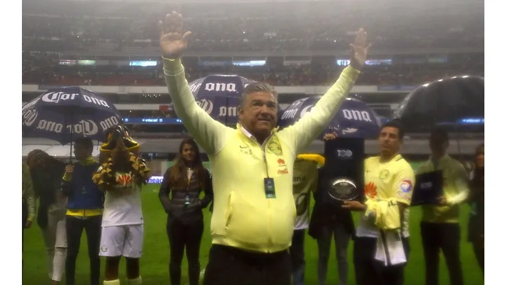 Héctor Miguel Zelada en el festejo del centenario del América.
