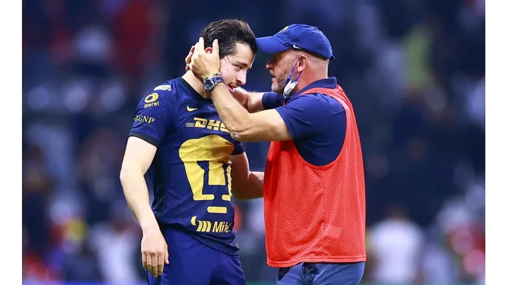 Alan Mozo y Andrés Lillini la noche que los Pumas eliminaron al América en el Apertura 2021.