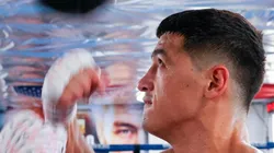 A un mes de enfrentar a Canelo, las fotos del físico de Bivol realmente dan miedo