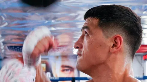 A un mes de enfrentar a Canelo, las fotos del físico de Bivol realmente dan miedo