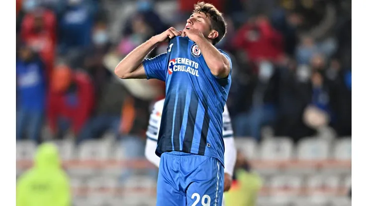 Santiago Giménez habló si siente o no mexicano.