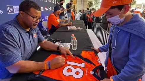Steve Atwater en la firma de autógrafos.