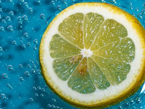¿Cómo bajar de peso tomando agua con limón?