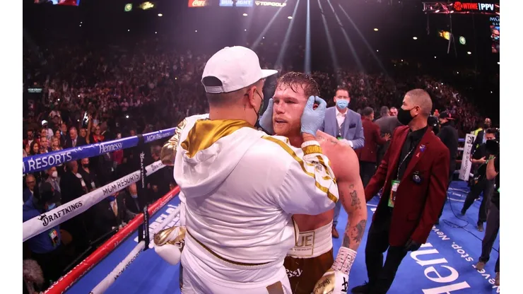 ¡Histórico para el boxeo mexicano! Canelo Álvarez y Eddy Reynoso conquistaron la Triple Corona