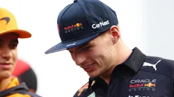 ¡Mírenme! Max Verstappen jugó futbol previo a la carrera de Arabia