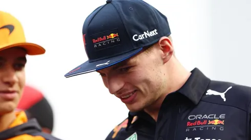 ¡Mírenme! Max Verstappen jugó futbol previo a la carrera de Arabia