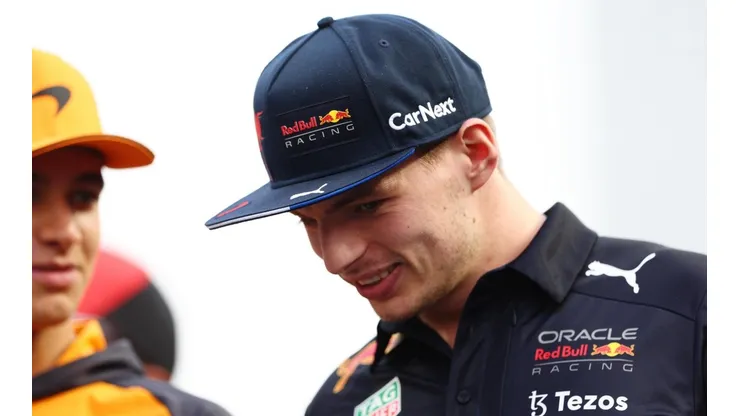 ¡Mírenme! Max Verstappen jugó futbol previo a la carrera de Arabia