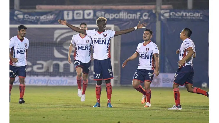 Juan David Angulo celebrando su segundo gol de la noche.