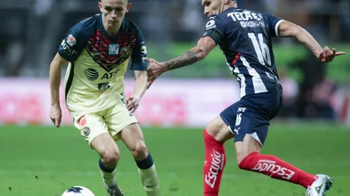 Álvaro Fidalgo en duelo con Celso Ortiz.